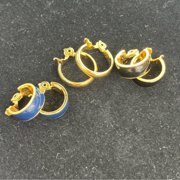 Vintage Signed Monet Gold Tone Metal Jewelry Lot, 4 Pieces Earrings & Bracelet - Picture 3 of 7